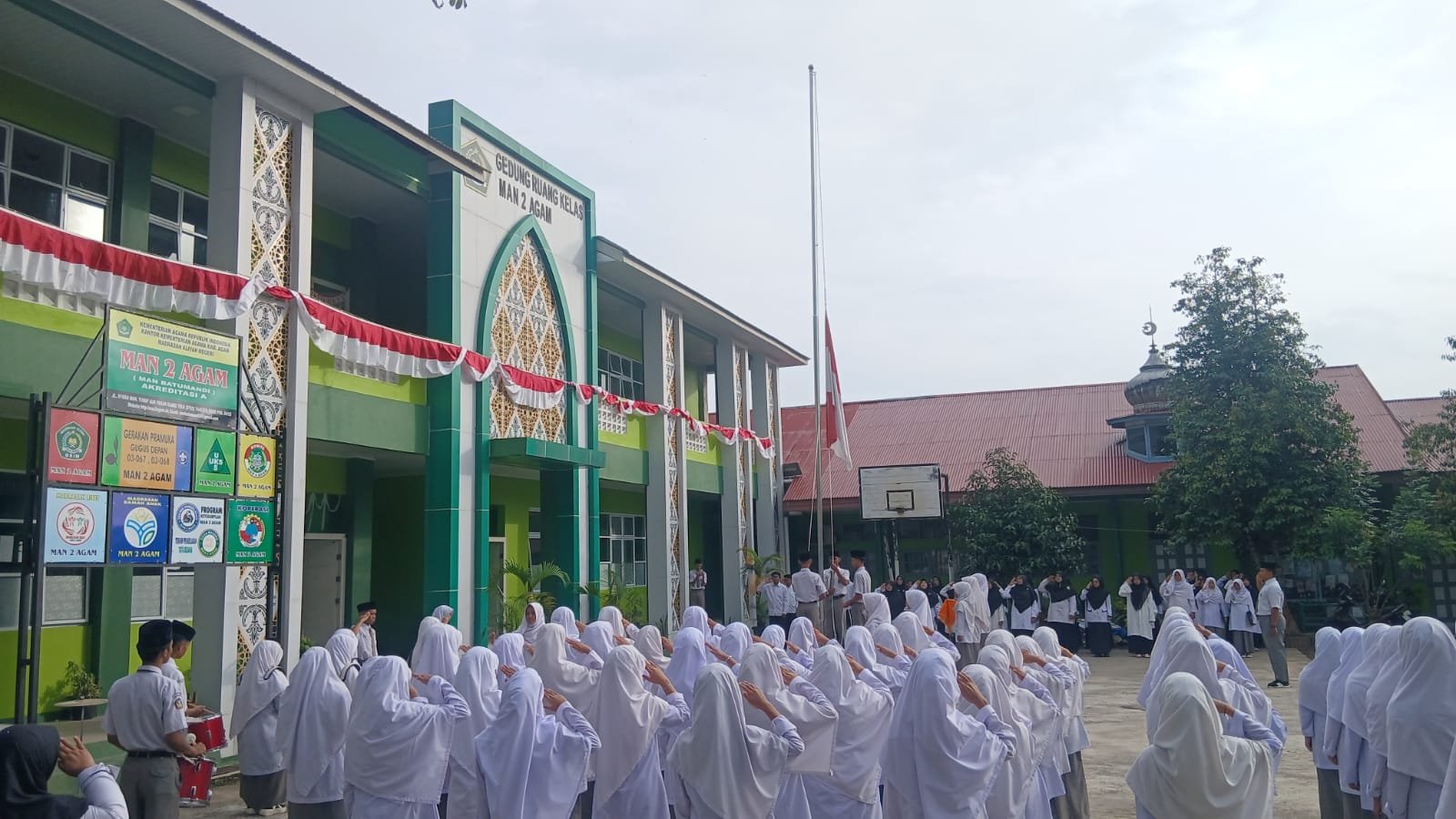 MAN 2 Agam Gelar Upacara Bendera Senin: Pembina Upacara Khairi Yati, S.Pd. Tekankan Kedisiplinan dan Harmoni Lingkungan